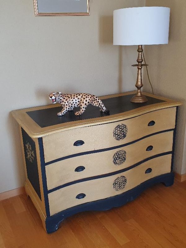 Commode galbée 19ème