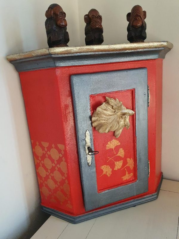 Petit meuble d'angle ancien